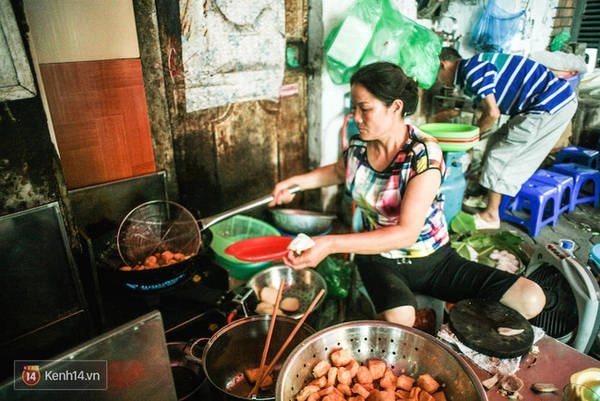 Quán ngồi ngoài vỉa hè, với một dãy các bàn ghế nhựa nhưng luôn đông khách.