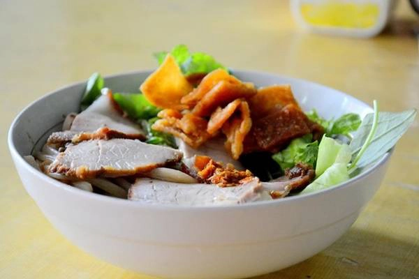 Cao lầu Một tô cao lầu ngon gồm những sợi mỳ đã chần qua nước sôi, thêm một ít giá trụng vừa chín tới và không thể thiếu rau sống của làng Trà Quế. Bên trên có những lát thịt xá xíu thái mỏng, da heo chiên giòn. Bạn có thể ăn cao lầu ở mọi nơi trong Hội An, nổi tiếng nhất là cao lầu Thanh ở Thái Phiên, cao lầu bà Bé ở Trần Phú. Giá một bát là 25.000 đồng. Ảnh: Má Lúm. Cao lầu Một tô cao lầu ngon gồm những sợi mỳ đã chần qua nước sôi, thêm một ít giá trụng vừa chín tới và không thể thiếu rau sống của làng Trà Quế. Bên trên có những lát thịt xá xíu thái mỏng, da heo chiên giòn. Bạn có thể ăn cao lầu ở mọi nơi trong Hội An, nổi tiếng nhất là cao lầu Thanh ở Thái Phiên, cao lầu bà Bé ở Trần Phú. Giá một bát là 25.000 đồng. Ảnh: Má Lúm.