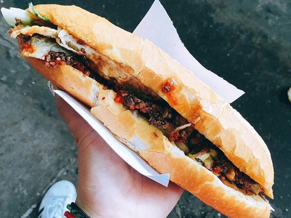 Bánh mì Đây là món ăn hầu hết ai cũng thử khi đến Hội An. Bánh mì có phần nhân cơ bản gồm pate, thịt nướng, chả lụa, rau thơm và nước sốt đặc biệt. Hai tiệm bánh mì nổi tiếng nhất Hội An được báo nước ngoài nhiều lần nhắc đến là bánh mì Phượng và bánh mì madam Khánh. Giá một ổ bánh mì thường là 20.000 đồng, ổ đặc biệt là 25.000 đồng. Ảnh: Lan Hương. Bánh mì Đây là món ăn hầu hết ai cũng thử khi đến Hội An. Bánh mì có phần nhân cơ bản gồm pate, thịt nướng, chả lụa, rau thơm và nước sốt đặc biệt. Hai tiệm bánh mì nổi tiếng nhất Hội An được báo nước ngoài nhiều lần nhắc đến là bánh mì Phượng và bánh mì madam Khánh. Giá một ổ bánh mì thường là 20.000 đồng, ổ đặc biệt là 25.000 đồng. Ảnh: Lan Hương.