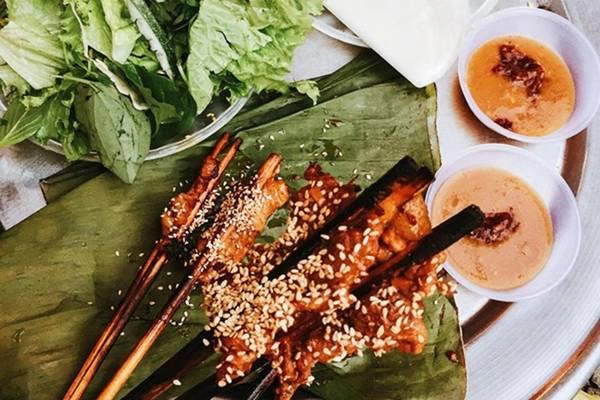Thịt xiên nướng Từ phố Trần Phú cho đến góc đường Lê Lợi, Trần Hưng Đạo, Bạch Đằng, du khách dễ dàng bắt gặp hàng thịt nướng thơm phức. Thịt nướng trên bếp than hoa đang còn nóng hổi được cuốn trong một lớp bánh tráng mỏng, bánh ướt, rau thơm, khế chua, dưa chuột và chấm với nước sốt chế biến đặc biệt. Giá một xiên là 5.000 đồng. Ảnh: Lan Hương. Thịt xiên nướng Từ phố Trần Phú cho đến góc đường Lê Lợi, Trần Hưng Đạo, Bạch Đằng, du khách dễ dàng bắt gặp hàng thịt nướng thơm phức. Thịt nướng trên bếp than hoa đang còn nóng hổi được cuốn trong một lớp bánh tráng mỏng, bánh ướt, rau thơm, khế chua, dưa chuột và chấm với nước sốt chế biến đặc biệt. Giá một xiên là 5.000 đồng. Ảnh: Lan Hương.