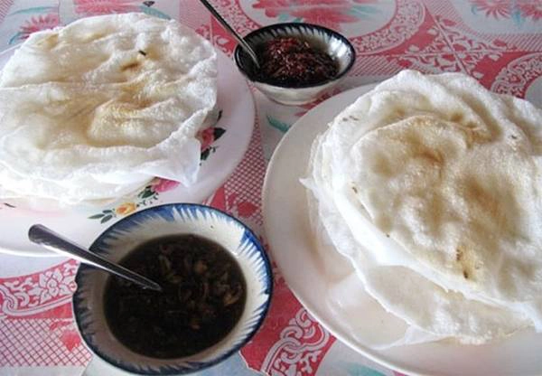 Bánh đập Một phần bánh tráng đập gồm hai cái bánh tráng nướng trên than nóng kẹp một cái bánh ướt ở giữa. Khi ăn, bạn phải dùng bàn tay xòe ra, đập nhẹ xuống cho bánh vỡ nát đều, sau xé ra từng mảng, cuốn lại như bánh cuốn rồi chấm mắm cái. Đây là loại nước chấm được pha từ đường, hành phi, dứa bằm nhỏ, tỏi và ớt sừng xanh. Bánh đập nổi tiếng nhất ở quán Bà Già, xã Cẩm Nam. Ảnh: Thiện Nguyễn. Bánh đập Một phần bánh tráng đập gồm hai cái bánh tráng nướng trên than nóng kẹp một cái bánh ướt ở giữa. Khi ăn, bạn phải dùng bàn tay xòe ra, đập nhẹ xuống cho bánh vỡ nát đều, sau xé ra từng mảng, cuốn lại như bánh cuốn rồi chấm mắm cái. Đây là loại nước chấm được pha từ đường, hành phi, dứa bằm nhỏ, tỏi và ớt sừng xanh. Bánh đập nổi tiếng nhất ở quán Bà Già, xã Cẩm Nam. Ảnh: Thiện Nguyễn.