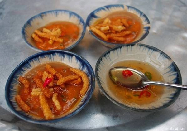 Bánh bèo Bánh bèo Hội An thường được đặt trong các chén nhỏ, nhân tôm thịt, phía trên có miếng da heo chiên. Thực khách thường chan nước mắm ớt lên rồi thưởng thức. Các quán nhỏ ở Cẩm Châu, Cẩm Nam hay trong chợ Hội An được nhiều du khách lựa chọn. Giá một chén khoảng 3.000 đồng. Ảnh: Trần Việt Anh. Bánh bèo Bánh bèo Hội An thường được đặt trong các chén nhỏ, nhân tôm thịt, phía trên có miếng da heo chiên. Thực khách thường chan nước mắm ớt lên rồi thưởng thức. Các quán nhỏ ở Cẩm Châu, Cẩm Nam hay trong chợ Hội An được nhiều du khách lựa chọn. Giá một chén khoảng 3.000 đồng. Ảnh: Trần Việt Anh.
