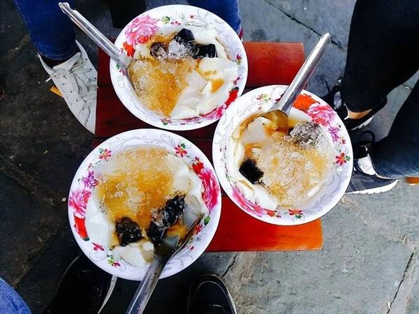 Tào phớ Đi dọc sông Hoài buổi tối, bạn sẽ thấy nhiều gánh hàng rong bán tào phớ rất đông người ăn. Bát tào phớ có thêm nước gừng cay ngọt vừa đủ, thạch trắng, nước cốt dừa, là món ăn thanh mát, ngọt dịu. Một bát tào phớ giá 10.000 đồng. Ảnh: Xuân Phú. Tào phớ Đi dọc sông Hoài buổi tối, bạn sẽ thấy nhiều gánh hàng rong bán tào phớ rất đông người ăn. Bát tào phớ có thêm nước gừng cay ngọt vừa đủ, thạch trắng, nước cốt dừa, là món ăn thanh mát, ngọt dịu. Một bát tào phớ giá 10.000 đồng. Ảnh: Xuân Phú.