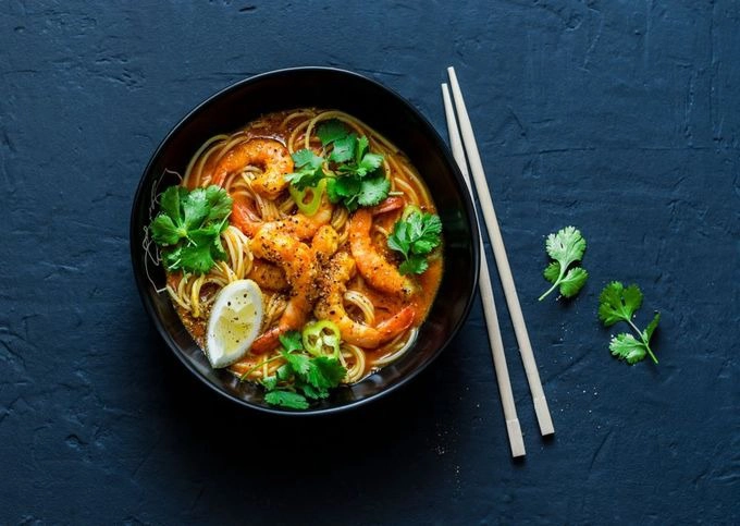 Cà ri Laksa  Theo truyền thống, cà ri Laksa được nấu với tôm, thịt gà, đậu phụ và chả cá. Các loại gia vị thường được nấu chung là bột cà ri, ớt, hẹ, sả, rau mùi. Khi gần chín, người nấu thêm cốt dừa để đặc và sánh hơn.  Một quán ăn gợi ý cho du khách là Madras Lane, ở phố Jalan Petaling, Kuala Lumpur. Ảnh: Shutterstock/Kiian Oksana.