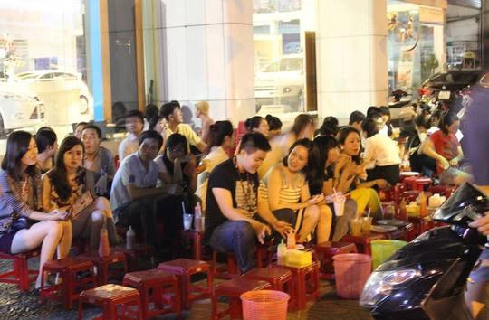 Khánh đến rất đông. Ảnh: Zing News Khánh đến rất đông. Ảnh: Zing News