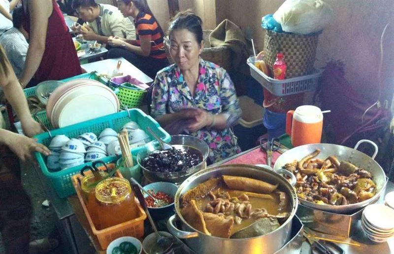 Quán phá lấu bò cô Thảo. Ảnh: Trần Hoàng Ân Quán phá lấu bò cô Thảo. Ảnh: Trần Hoàng Ân