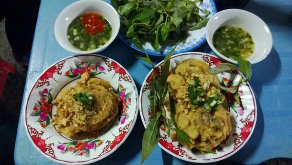 Hột vịt lộn lăn bột. Ảnh: Tiểu Duy Hột vịt lộn lăn bột. Ảnh: Tiểu Duy
