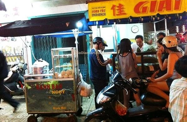 Chỗ bán bánh trứng chỉ là một chiếc xe nhỏ bên cạnh tiệm bán xôi ca dé đông đúc. Ảnh: diadiemanuong Chỗ bán bánh trứng chỉ là một chiếc xe nhỏ bên cạnh tiệm bán xôi ca dé đông đúc. Ảnh: diadiemanuong