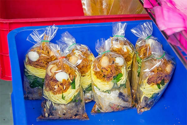Những lúc vắng khách thì bánh tráng sẽ được gói từng bịch để sẵn. Ảnh: depplus Những lúc vắng khách thì bánh tráng sẽ được gói từng bịch để sẵn. Ảnh: depplus