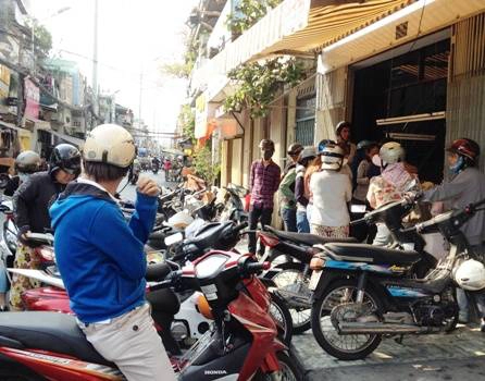 Khách bốc số, xếp hàng để chờ mua bánh tráng trộn. Ảnh: Hồng Châu. Khách bốc số, xếp hàng để chờ mua bánh tráng trộn. Ảnh: Hồng Châu.