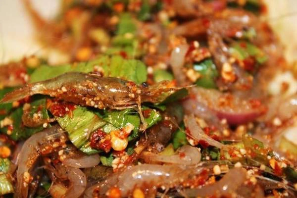 Goong Ten: Tên món ăn này nghĩa là “tép nhảy”. Đúng như cái tên của nó, món Goong Ten gồm tép sống trộn với rau thơm và ớt. Khi bạn ăn, những con tép sẽ nhảy trong miệng bạn. Nhiều người cho biết món này khá ngon và thú vị, bạn có thể thử nó khi tới Bangkok. 7-mon-dac-san-ky-la-cua-thai-lan-ivivu-1