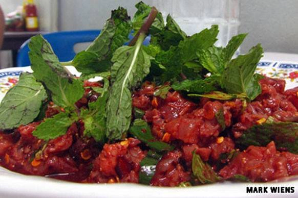 Larb Leuat Neua: Món ăn này gồm thịt bò thái mỏng, rắc thêm rau húng và rưới tiết bò tươi. Larb Leuat Neua thường được dùng làm món nhậu khi uống bia. Ảnh: Travelstart. 7-mon-dac-san-ky-la-cua-thai-lan-ivivu-2