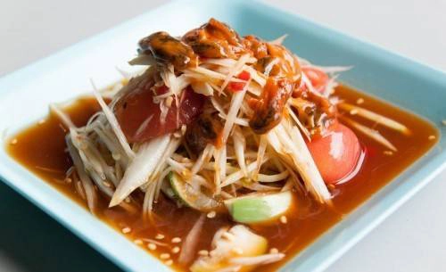 Som Tam Hoy Dong: Đây không phải món mà ai cũng dám thử. Som Tam Hoy Dong được làm từ salad trộn với sò lên men và rưới một loại nước sốt có màu đỏ như máu. Ảnh: CNN. 7-mon-dac-san-ky-la-cua-thai-lan-ivivu-3