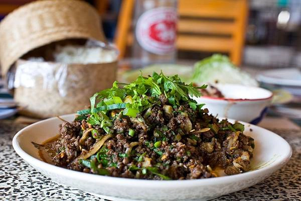 Larb Mote Daeng: Kiến lửa và trứng của chúng là nguyên liệu quý được dùng cho nhiều món ăn của Thái. Nếu không biết đây là món gì, bạn sẽ thấy nó rất ngon. Vị chua chua của kiến (do chúng ăn lá xoài) và vị bùi của trứng kiến hòa quyện để lại ấn tượng khó phai. Ảnh: Eatingthaifood. 7-mon-dac-san-ky-la-cua-thai-lan-ivivu-5