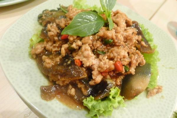 Yum Kai Yeow Maa: Trứng vịt bắc thảo trộn với salad kiểu Thái không phải món dễ ăn với nhiều người. Trứng vịt bắc thảo có màu sắc và mùi vị khiến nhiều người phải bịt mũi. 7-mon-dac-san-ky-la-cua-thai-lan-ivivu-6