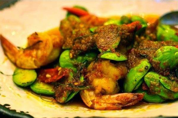 Gaeng Sataw: Thật khó lòng nuốt nổi món ăn được làm từ đậu hôi này. Tuy đậu hôi rất giàu dinh dưỡng nhưng mùi của nó khiến bạn muốn tránh xa ngay lập tức. Nhiều người cho rằng nó có mùi giống mùi “xì hơi” của con người. 7-mon-dac-san-ky-la-cua-thai-lan-ivivu-7