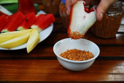 Cùng cóc, ổi, xoài… muối tôm là món chấm dễ gây nghiện với cánh phụ nữ. Cùng cóc, ổi, xoài… muối tôm là món chấm dễ gây nghiện với cánh phụ nữ.