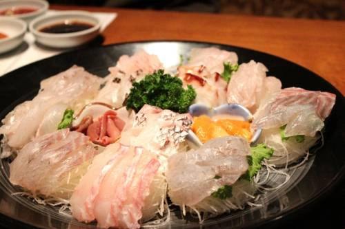 Saengseong-hoe: Do bán đảo Hàn Quốc được biển bao bọc 3 phía, người dân nơi đây đã sáng tạo ra vô số món ăn làm từ hải sản. Tuy nhiên, món thực sự mang trọn vẹn hương vị hải sản là saengseong-hoe (gỏi cá làm từ những lát cá sống). Rất nhiều nhà hàng ở Seoul phục vụ món ăn này nhưng thưởng thức gỏi cá saengseong-hoe ngon nhất phải là ở một bàn ăn nhìn ra phía biển ở một thành phố cảng như Incheon.