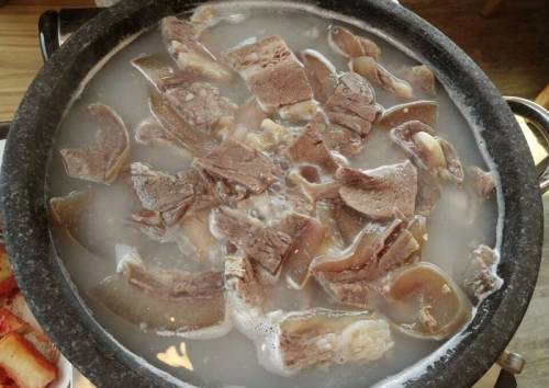  Suyuk: Món này là thịt hoặc heo thái lát hầm lên. Thịt được tẩm ướp thêm tỏi, gừng và tiêu cho thêm phần đậm đà rồi mới đem đi nấu với nước cho sôi thật lâu tới khi dậy mùi hấp dẫn. 