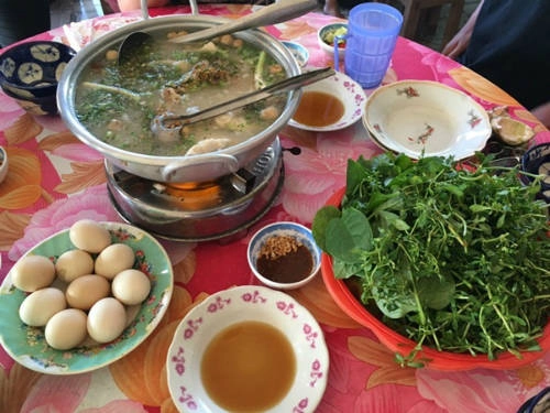 Cháo cá lóc rau đắng: Dọc đường về Long An, Tiền Giang… có các quán nhỏ bán cháo cá lóc rau đắng cho khách đi đường. Cá lóc chọn để nấu thường là cá lóc đồng, thịt chắc và thơm. Tùy vào sở thích của người ăn, chủ quán sẽ tách riêng phần đầu và ruột cá. Phần thân cá sẽ được tách hết xương, khi ăn, chỉ việc cho cá vào tô rồi múc cháo. Cháo cá lóc ăn kèm đĩa rau đắng đất, thứ rau có vị đắng tê đầu lưỡi. Giá một nồi cháo cho 5-6 người ăn là 200.000 đồng. Ảnh: Má Lúm. Cháo cá lóc rau đắng: Dọc đường về Long An, Tiền Giang… có các quán nhỏ bán cháo cá lóc rau đắng cho khách đi đường. Cá lóc chọn để nấu thường là cá lóc đồng, thịt chắc và thơm. Tùy vào sở thích của người ăn, chủ quán sẽ tách riêng phần đầu và ruột cá. Phần thân cá sẽ được tách hết xương, khi ăn, chỉ việc cho cá vào tô rồi múc cháo. Cháo cá lóc ăn kèm đĩa rau đắng đất, thứ rau có vị đắng tê đầu lưỡi. Giá một nồi cháo cho 5-6 người ăn là 200.000 đồng. Ảnh: Má Lúm.