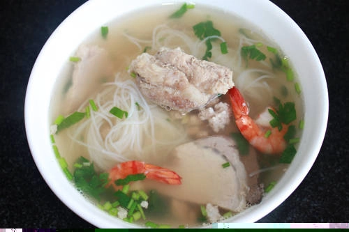 Hủ tiếu Mỹ Tho: Nếu đi tuyến đường về Tiền Giang, Cần Thơ… du khách không nên bỏ qua tô hủ tíu Mỹ Tho trứ danh. Tô hủ tiếu đặc sản này có sợi được chần qua nước sôi, một lượng thịt, xương, tôm vừa đủ, chan nước lèo và rắc hành tươi, giá đỗ lên trên. Khi ăn, ngoài vị ngọt béo của nước hầm xương, mềm ngọt của tôm, thịt bạn sẽ cảm nhận được vị thanh dịu của nước lèo nơi đầu lưỡi. Du khách có thể ăn ở bất cứ hàng quán nào ở Mỹ Tho hoặc ở ngay cổng chào thành phố với giá khoảng 30.000 đồng một bát. Ảnh: Phương Phạm. Hủ tiếu Mỹ Tho: Nếu đi tuyến đường về Tiền Giang, Cần Thơ… du khách không nên bỏ qua tô hủ tíu Mỹ Tho trứ danh. Tô hủ tiếu đặc sản này có sợi được chần qua nước sôi, một lượng thịt, xương, tôm vừa đủ, chan nước lèo và rắc hành tươi, giá đỗ lên trên. Khi ăn, ngoài vị ngọt béo của nước hầm xương, mềm ngọt của tôm, thịt bạn sẽ cảm nhận được vị thanh dịu của nước lèo nơi đầu lưỡi. Du khách có thể ăn ở bất cứ hàng quán nào ở Mỹ Tho hoặc ở ngay cổng chào thành phố với giá khoảng 30.000 đồng một bát. Ảnh: Phương Phạm.