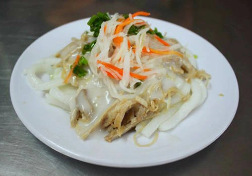 Bánh tằm bì: Đây là món ăn đặc sản của người dân Bạc Liêu, tuy nhiên đi khắp các tỉnh miền Tây bạn cũng dễ dàng gặp món này ở ven đường, chợ… Bánh tằm được cho vào một chiếc đĩa, bì cho lên trên, tiếp đến là các loại rau, rưới đều nước cốt dừa lên. Khi ăn món này, thực khách trộn lẫn các thành phần lại với nhau, nếu chưa vừa miệng thì có thể chan thêm ít nước mắm ngọt. Một đĩa bánh tằm bì giá khoảng 10.000 đồng. Ảnh: Khánh Hòa. Bánh tằm bì: Đây là món ăn đặc sản của người dân Bạc Liêu, tuy nhiên đi khắp các tỉnh miền Tây bạn cũng dễ dàng gặp món này ở ven đường, chợ… Bánh tằm được cho vào một chiếc đĩa, bì cho lên trên, tiếp đến là các loại rau, rưới đều nước cốt dừa lên. Khi ăn món này, thực khách trộn lẫn các thành phần lại với nhau, nếu chưa vừa miệng thì có thể chan thêm ít nước mắm ngọt. Một đĩa bánh tằm bì giá khoảng 10.000 đồng. Ảnh: Khánh Hòa.