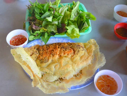 Bánh xèo: Bánh xèo là món ăn dân dã miền Tây đã xuất hiện trên các trang báo du lịch quốc tế. Ở mỗi tỉnh có các quán bánh xèo nổi tiếng với đặc trưng riêng biệt. Bánh xèo Cao Lãnh làm từ bột gạo, đổ thật mỏng trong chảo nhôm, đốt trên lò củi, với nhân là giá, thịt lợn và tôm. Ở Cần Thơ có bánh xèo củ hũ dừa, hay về An Giang sẽ gặp bánh xèo bông điên điển. Rau rừng và nước chấm chua ngọt cũng tạo nên sức hấp dẫn cho món ăn này. Giá một chiếc bánh xèo là 10.000 đồng. Ảnh: Má Lúm. Bánh xèo: Bánh xèo là món ăn dân dã miền Tây đã xuất hiện trên các trang báo du lịch quốc tế. Ở mỗi tỉnh có các quán bánh xèo nổi tiếng với đặc trưng riêng biệt. Bánh xèo Cao Lãnh làm từ bột gạo, đổ thật mỏng trong chảo nhôm, đốt trên lò củi, với nhân là giá, thịt lợn và tôm. Ở Cần Thơ có bánh xèo củ hũ dừa, hay về An Giang sẽ gặp bánh xèo bông điên điển. Rau rừng và nước chấm chua ngọt cũng tạo nên sức hấp dẫn cho món ăn này. Giá một chiếc bánh xèo là 10.000 đồng. Ảnh: Má Lúm.
