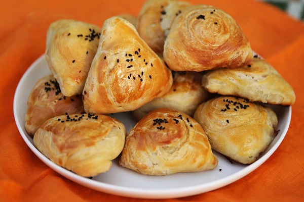 Samsa  Món bánh có hình tam giác, nhân là thịt cừu, các loại thảo mộc, bí ngô... Ảnh: Samarkand cafe.