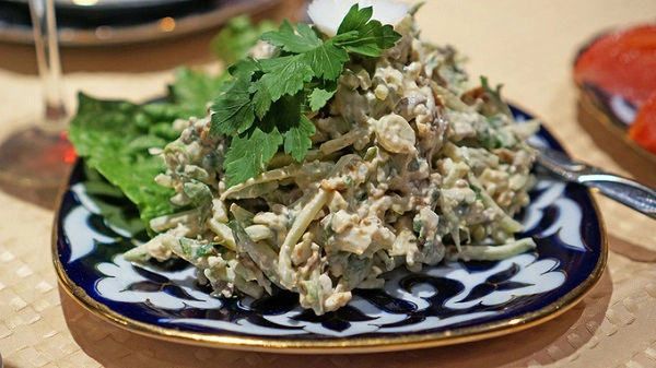 Salad Tashkent  Món salad mang tên thủ đô, được làm từ lưỡi bò, củ cải đường và rau xanh. Điều khiến món ăn trở nên khác biệt là nguyên liệu được trộn cùng với sữa chua. Ảnh: Rodnesor.