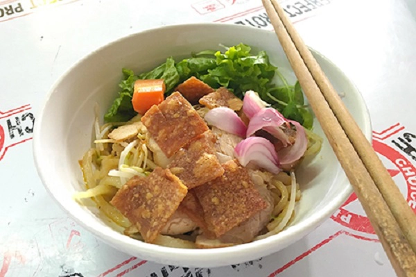 Cao lầu Cao lầu là món ngon mà bất kỳ du khách nào tới Hội An cũng nên thử một lần. Từng được báo Anh khen ngợi là món ăn "chứa đựng lịch sử của cả Hội An", một tô cao lầu ngon phải có sợi mì vàng mềm mại được làm từ nước giếng cổ, nhào kỹ. Những sợi mì được đặt gọn ghẽ dưới đáy tô cùng một ít giá trụng, rau quế, húng lìu, bên trên là vài lát thịt xá xíu, tôm, thịt gà, da heo chiên giòn. Thực khách cho thêm ớt xanh ăn kèm sẽ ngon hơn. Mỗi tô có giá từ 30.000 đồng. Ảnh: Di Vỹ. Cao lầu Cao lầu là món ngon mà bất kỳ du khách nào tới Hội An cũng nên thử một lần. Từng được báo Anh khen ngợi là món ăn "chứa đựng lịch sử của cả Hội An", một tô cao lầu ngon phải có sợi mì vàng mềm mại được làm từ nước giếng cổ, nhào kỹ. Những sợi mì được đặt gọn ghẽ dưới đáy tô cùng một ít giá trụng, rau quế, húng lìu, bên trên là vài lát thịt xá xíu, tôm, thịt gà, da heo chiên giòn. Thực khách cho thêm ớt xanh ăn kèm sẽ ngon hơn. Mỗi tô có giá từ 30.000 đồng. Ảnh: Di Vỹ.