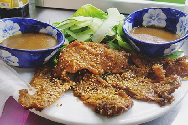 Bánh ướt thịt nướng Thịt nướng phải là loại nạc vai mềm. Thịt được nướng trên bếp than. Người nướng sẽ canh thịt sao cho vừa cháy sém, toả mùi thơm là có thể lấy xuống. Món ăn sẽ không tròn vị nếu thiếu chén nước chấm chung không có độ quyện của gan và tương đậu. Mỗi phần ăn có giá dao động 20.000 đồng, mỗi que thịt nướng gọi thêm có giá 5.000 - 6.000 đồng. Ảnh: Dương Hiền Lương. Bún giòThoạt nhìn, món ăn khá giống với bún bò Huế nhưng hương vị lại có phần không đậm đà bằng. Một tô bún chỉ gồm bún tươi, giò heo, thịt miếng và rau ăn kèm. Nước lèo được nấu từ xương nên trong và thơm. Món ăn được lòng nhiều khách vì dễ ăn. Một tô bún có giá từ 30.000 đồng. Ảnh: Pakawat Liwpattanapichit. Bánh ướt thịt nướng Thịt nướng phải là loại nạc vai mềm. Thịt được nướng trên bếp than. Người nướng sẽ canh thịt sao cho vừa cháy sém, toả mùi thơm là có thể lấy xuống. Món ăn sẽ không tròn vị nếu thiếu chén nước chấm chung không có độ quyện của gan và tương đậu. Mỗi phần ăn có giá dao động 20.000 đồng, mỗi que thịt nướng gọi thêm có giá 5.000 - 6.000 đồng. Ảnh: Dương Hiền Lương. Bún giòThoạt nhìn, món ăn khá giống với bún bò Huế nhưng hương vị lại có phần không đậm đà bằng. Một tô bún chỉ gồm bún tươi, giò heo, thịt miếng và rau ăn kèm. Nước lèo được nấu từ xương nên trong và thơm. Món ăn được lòng nhiều khách vì dễ ăn. Một tô bún có giá từ 30.000 đồng. Ảnh: Pakawat Liwpattanapichit.