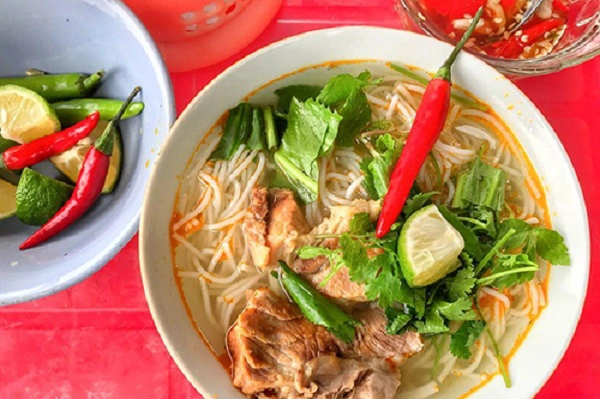 Bún giò Tô bún gồm bún tươi, giò heo, thịt miếng và rau sống ăn kèm. Nước lèo được nấu từ xương nên trong và thơm. Một tô bún có giá từ 30.000 đồng. Ảnh: Pakawat Liwpattanapichit. Bún giò Tô bún gồm bún tươi, giò heo, thịt miếng và rau sống ăn kèm. Nước lèo được nấu từ xương nên trong và thơm. Một tô bún có giá từ 30.000 đồng. Ảnh: Pakawat Liwpattanapichit.
