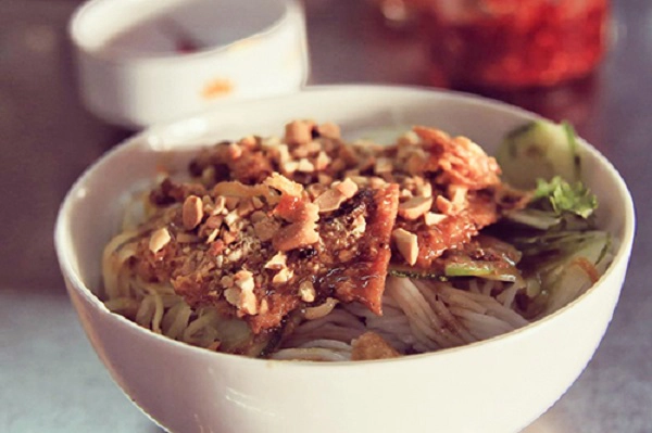 Bún thịt nướng Bún thịt nướng trong chợ Hội An ngoài sợi bún có độ dai và thơm hơn thì nước sốt chan lên là điểm nhấn tạo sự khác biệt so với những nơi khác. Thịt cũng được ướp kỹ rồi nướng trên bếp than đỏ, thơm phức. Trong chợ có hơn 3 quán bán món ăn này. Mỗi hàng có một phong cách nấu nướng riêng nhưng hương vị tại quán chị Liễu được nhiều khách phản hồi yêu thích nhất. Một tô bún có giá từ 30.000 đồng. Ảnh: Jason Pang. Bún thịt nướng Bún thịt nướng trong chợ Hội An ngoài sợi bún có độ dai và thơm hơn thì nước sốt chan lên là điểm nhấn tạo sự khác biệt so với những nơi khác. Thịt cũng được ướp kỹ rồi nướng trên bếp than đỏ, thơm phức. Trong chợ có hơn 3 quán bán món ăn này. Mỗi hàng có một phong cách nấu nướng riêng nhưng hương vị tại quán chị Liễu được nhiều khách phản hồi yêu thích nhất. Một tô bún có giá từ 30.000 đồng. Ảnh: Jason Pang.