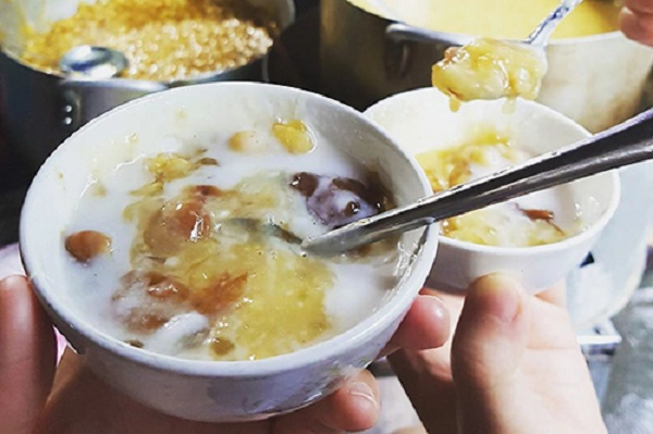 Chè Điều có lẽ "cám dỗ" du khách nhiều nhất ở bên trong chợ là những sạp chè với nhiều màu sắc. Những ly sương sa hột lựu hay chén chè bà ba, đậu xanh… thích hợp cho những người hảo ngọt, ăn kèm đá. Mỗi ly chè có giá trung bình 8.000 - 10.000 đồng, tuỳ loại và tuỳ hàng quán. Ảnh: Pronet. Chè Điều có lẽ "cám dỗ" du khách nhiều nhất ở bên trong chợ là những sạp chè với nhiều màu sắc. Những ly sương sa hột lựu hay chén chè bà ba, đậu xanh… thích hợp cho những người hảo ngọt, ăn kèm đá. Mỗi ly chè có giá trung bình 8.000 - 10.000 đồng, tuỳ loại và tuỳ hàng quán. Ảnh: Pronet.