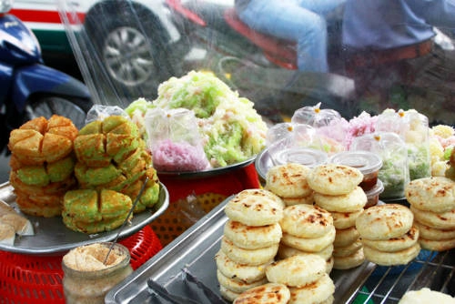 Bánh khoai mì thường được bán trên xe đẩy cùng bánh tằm, cốm dẹp… Ảnh: Đức Thành