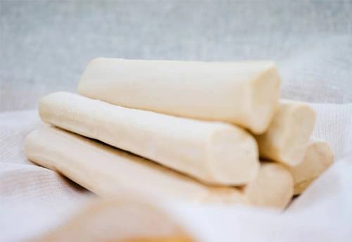  Yeot là kẹo mạch nha làm bằng bột nếp và có vị ngọt. Mỗi vùng ở Hàn Quốc lại có cách làm ra một loại yeot khác nhau, ví như oksusu-yeot (vị ngô) ở Pyeongchang, hobak-yeot (vị bí ngô) ở đảo Ulleung-do, và ssal-yeot (vị siro) ở Changpyeong. Yeot cũng có hai dạng là cứng và mềm, loại cứng ăn giống snack, loại mềm thường dùng giống các bánh kẹo truyền thống khác như gangjeong và jeongwa. Người Hàn Quốc quan niệm yeot mang lại may mắn nên nhiều khi họ còn ăn yeot trước các kỳ thi để cầu mong kết quả tốt.