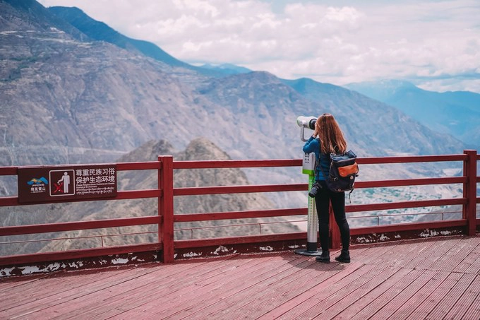 "Điều tiếc nhất trong chuyến này là mình không ngắm được Nhật Chiếu Kim Sơn, cụm từ chỉ những ánh mặt trời đầu tiên của bình minh hắt lên núi tuyết làm cho lớp tuyết chuyển màu vàng cam. Cảnh tượng đó mình từng thấy ở Nepal. Ở Vân Nam, trời mưa, nên dù dậy sớm, cả đoàn phải quay về", Yến cho biết.