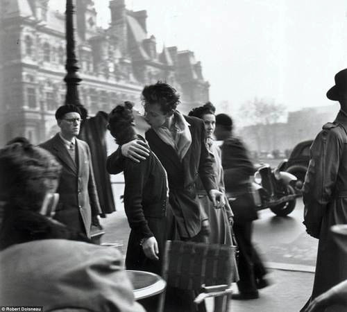 Năm 1910, chính phủ Pháp ban hành luật cấm hôn ở sân ga để hạn chế tình trạng làm trễ giờ tàu chạy. Nhưng bạn cũng không nên quá lo. Hiện nay, đạo luật giết chết sự lãng mạn vẫn không bị bãi bỏ, nhưng chỉ tồn tại trên văn bản. Ảnh: Robert Doisneau.