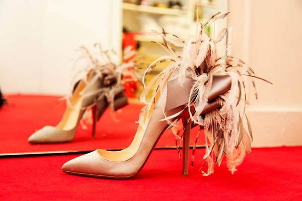 <strong>7. Giày cao gót ở khu di tích Hy Lạp: </strong>Các quý cô có lẽ cần để đôi giày Louboutin sang chảnh cao 15 cm ở nhà. Ảnh: Theselby.