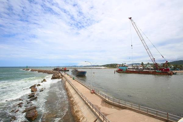 Dinh Cậu và kè đá thuộc thị trấn Dương Đông. Nơi đây có một gò đất cao vươn ra biển.Từ Dinh Cậu có thể phóng tầm mắt bao quát khắp bãi biển Dương Đông. Bờ kè đá từ Dinh Cậu hướng ra biển là bến đậu của tàu bè, buổi tối tập trung rất đông người. Nhiều đôi lãng mạn còn mang cả ổ khóa khắc tên hai người khóa vào thành lan can hải đăng để ước nguyện tình yêu mãi bền chặt. Dinh Cậu và kè đá thuộc thị trấn Dương Đông. Nơi đây có một gò đất cao vươn ra biển.Từ Dinh Cậu có thể phóng tầm mắt bao quát khắp bãi biển Dương Đông. Bờ kè đá từ Dinh Cậu hướng ra biển là bến đậu của tàu bè, buổi tối tập trung rất đông người. Nhiều đôi lãng mạn còn mang cả ổ khóa khắc tên hai người khóa vào thành lan can hải đăng để ước nguyện tình yêu mãi bền chặt.