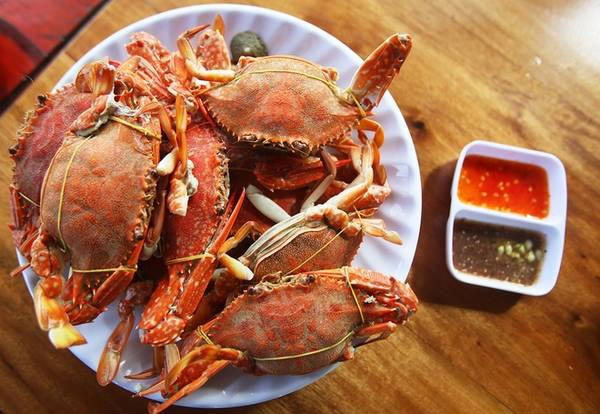 Ghẹ của vùng biển này chỉ 100.000 đồng một kg. Ghẹ không to nhưng chắc nịch được đánh bắt tự nhiên bởi người dân chài. Món này chế biến như bề bề. Các món này ngon và rẻ nhất phải ăn tại làng chài Hàm Ninh. Ghẹ của vùng biển này chỉ 100.000 đồng một kg. Ghẹ không to nhưng chắc nịch được đánh bắt tự nhiên bởi người dân chài. Món này chế biến như bề bề. Các món này ngon và rẻ nhất phải ăn tại làng chài Hàm Ninh.