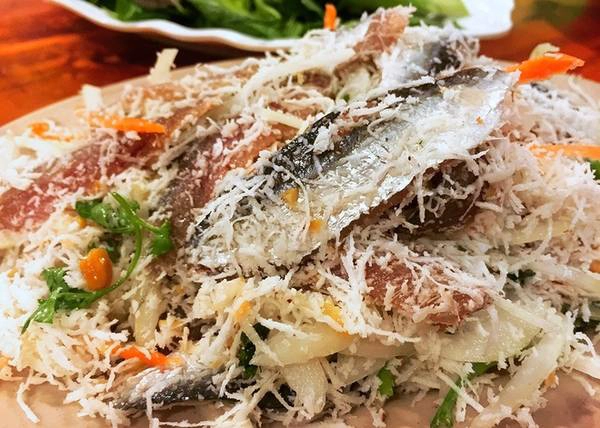 Gỏi cá trích: Cá vừa đánh bắt lên, tươi sống sẽ cho thịt béo ngọt khi ăn. Chế biến gỏi cá trích rất công phu. Cá được đánh sạch vảy, bỏ ruột, đầu, vây và đuôi. Nguyên liệu ăn kèm gồm: hành tây thái mỏng, ớt thái sợi, hành tím thái mỏng, dừa nạo. Ăn gỏi cá trích không thể thiếu chén nước chấm được làm từ ớt, tỏi và lạc rang. Theo người dân Phú Quốc, cá trích ăn tại bãi Khem là ngon nhất, giá một đĩa cho 2 người ăn từ 70.000 đồng. Gỏi cá trích: Cá vừa đánh bắt lên, tươi sống sẽ cho thịt béo ngọt khi ăn. Chế biến gỏi cá trích rất công phu. Cá được đánh sạch vảy, bỏ ruột, đầu, vây và đuôi. Nguyên liệu ăn kèm gồm: hành tây thái mỏng, ớt thái sợi, hành tím thái mỏng, dừa nạo. Ăn gỏi cá trích không thể thiếu chén nước chấm được làm từ ớt, tỏi và lạc rang. Theo người dân Phú Quốc, cá trích ăn tại bãi Khem là ngon nhất, giá một đĩa cho 2 người ăn từ 70.000 đồng.
