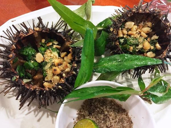 Cầu gai là món ăn lạ. Loài này có nhiều ở các vùng biển Khánh Hòa, Ninh Thuận, Bình Thuận, Phú Quốc. Người ta thường chế biến cầu gai thành nhiều món ăn, như cầu gai ăn sống với cải bẹ xanh, mù tạt, cầu gai nấu cháo, cầu gai nướng mỡ hành. Cầu gai là món ăn lạ. Loài này có nhiều ở các vùng biển Khánh Hòa, Ninh Thuận, Bình Thuận, Phú Quốc. Người ta thường chế biến cầu gai thành nhiều món ăn, như cầu gai ăn sống với cải bẹ xanh, mù tạt, cầu gai nấu cháo, cầu gai nướng mỡ hành.