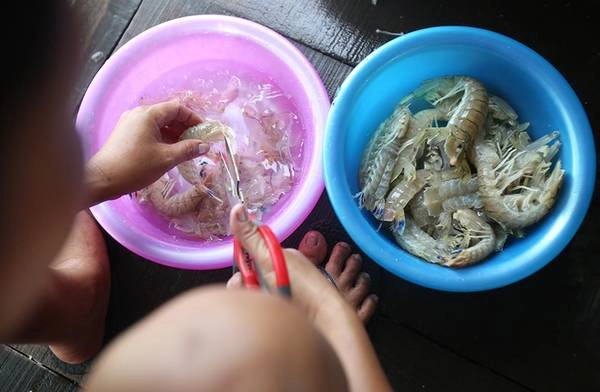 Món ăn phải thử đầu tiên khi đến vùng biển này đó là bề bề (tôm tích). Loài hải sản này có ở vùng biển Quảng Ninh, Hải Phòng, Vũng Tàu,...nhưng điều đặt biệt để du khách nhớ đến đó là hải sản được bắt từ biển lên và chế biến luôn. Bề bề rang muối, cháy tỏi và bề bề hấp chấm với muối chanh ăn thơm và thịt ngọt. Giá một kg là 350.000 đồng. Món ăn phải thử đầu tiên khi đến vùng biển này đó là bề bề (tôm tích). Loài hải sản này có ở vùng biển Quảng Ninh, Hải Phòng, Vũng Tàu,...nhưng điều đặt biệt để du khách nhớ đến đó là hải sản được bắt từ biển lên và chế biến luôn. Bề bề rang muối, cháy tỏi và bề bề hấp chấm với muối chanh ăn thơm và thịt ngọt. Giá một kg là 350.000 đồng.