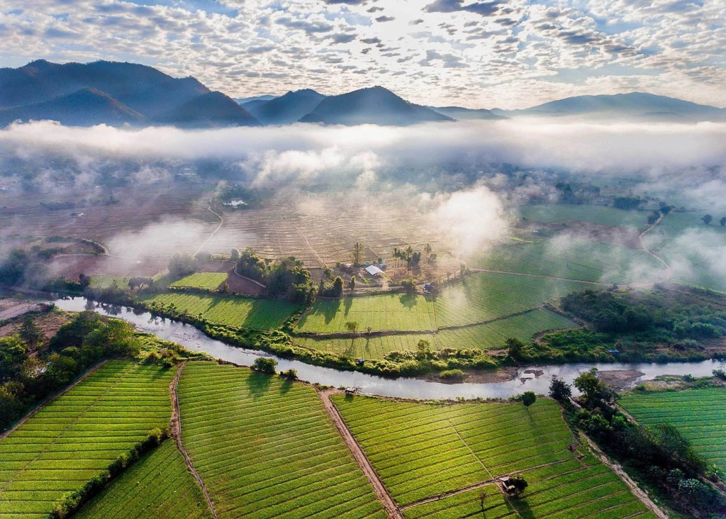 Pai: Địa điểm này được ví như "viên ngọc" ẩn mình của Thái Lan. Pai chỉ là một thị trấn nhỏ nhưng đến đây, bạn sẽ được hòa mình vào vẻ đẹp thiên nhiên, cảm nhận sự thanh bình và chiêm nghiệm được nhiều điều thú vị khác từ câu chuyện của những người dân thật thà, chất phác. Ảnh: Nomadasaurus.