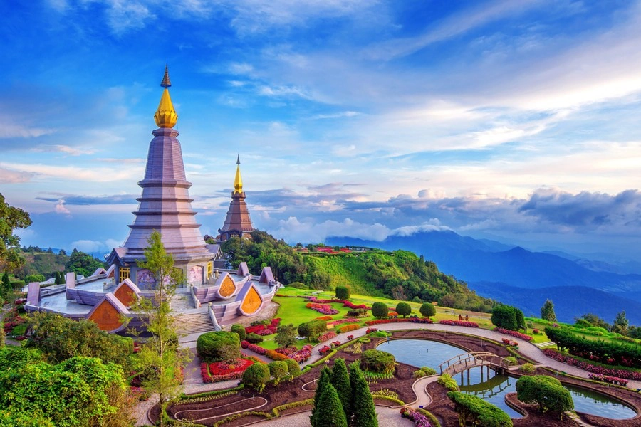 Chiang Mai: Chiang Mai được mệnh danh là "đóa hoa phương Bắc" của Thái Lan, nơi hội tụ vẻ đẹp thiên nhiên, văn hóa đa dạng và ẩm thực phong phú. Tại đây bạn có thể thăm thú những ngôi đền có kiến trúc độc đáo, trại voi, bảo tàng 3D và thưởng thức hương vị đặc sản của các món ăn địa phương. Ảnh: Nz travel insurance.