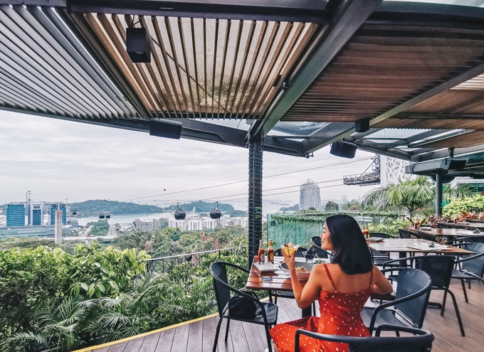 6. Dusk Restaurant  Địa chỉ: Faber Peak Singapore, Level 2, 109 Mount Faber Road,  Giờ mở cửa: thứ 2 - thứ 5: 16h - 23h, thứ 6 - thứ 7: 16h - 2h sáng hôm sau, chủ nhật: 11h - 23h.