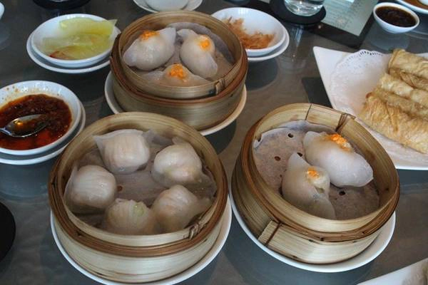 1. Há cảo - xíu mại đường Vĩnh Viễn (phường 5, quận 10) từ lâu là điểm đến quen thuộc của tín đồ mê há cảo. Điểm nhấn của quán ăn này là phần nhân phong phú với tôm thịt, tôm cải hay tôm hẹ được nêm nếm vừa miệng. Quán bán từ 13-23h hàng ngày. Giá 20.000 đồng một đĩa. 1. Há cảo - xíu mại đường Vĩnh Viễn (phường 5, quận 10) từ lâu là điểm đến quen thuộc của tín đồ mê há cảo. Điểm nhấn của quán ăn này là phần nhân phong phú với tôm thịt, tôm cải hay tôm hẹ được nêm nếm vừa miệng. Quán bán từ 13-23h hàng ngày. Giá 20.000 đồng một đĩa.