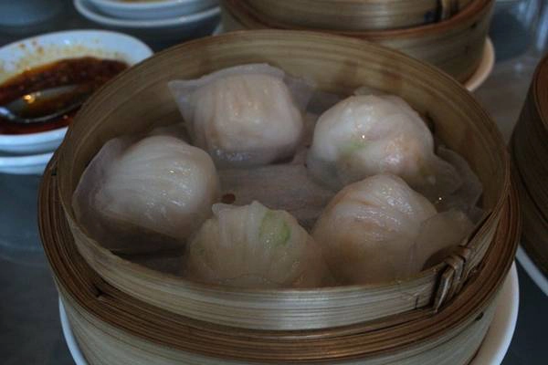 6. Há cảo chiên đường Ký Hòa (quận 5) còn được biết đến với tên "há cảo Bàn Cờ" trên bảng hiệu. Nếu quen với vị béo mềm đặc trưng của há cảo hấp, bạn sẽ bị chinh phục với vị giòn tan, thơm ngon, đậm đà của há cảo chiên chấm ngập trong tương dọn kèm 6. Há cảo chiên đường Ký Hòa (quận 5) còn được biết đến với tên "há cảo Bàn Cờ" trên bảng hiệu. Nếu quen với vị béo mềm đặc trưng của há cảo hấp, bạn sẽ bị chinh phục với vị giòn tan, thơm ngon, đậm đà của há cảo chiên chấm ngập trong tương dọn kèm