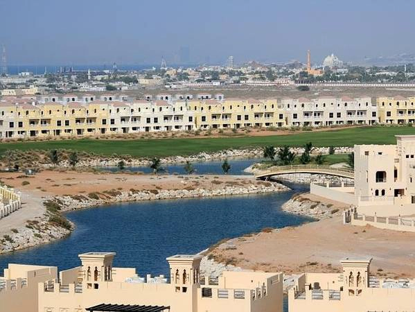 Ras al Khaimah là một trong bảy tiểu vương quốc hình thành nên các tiểu vương quốc Ảrập Thống nhất. Ras al Khaimah là một trong bảy tiểu vương quốc hình thành nên các tiểu vương quốc Ảrập Thống nhất.